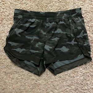 Woman’s Athleta Printed Mesh Racer Run Shorts 4”